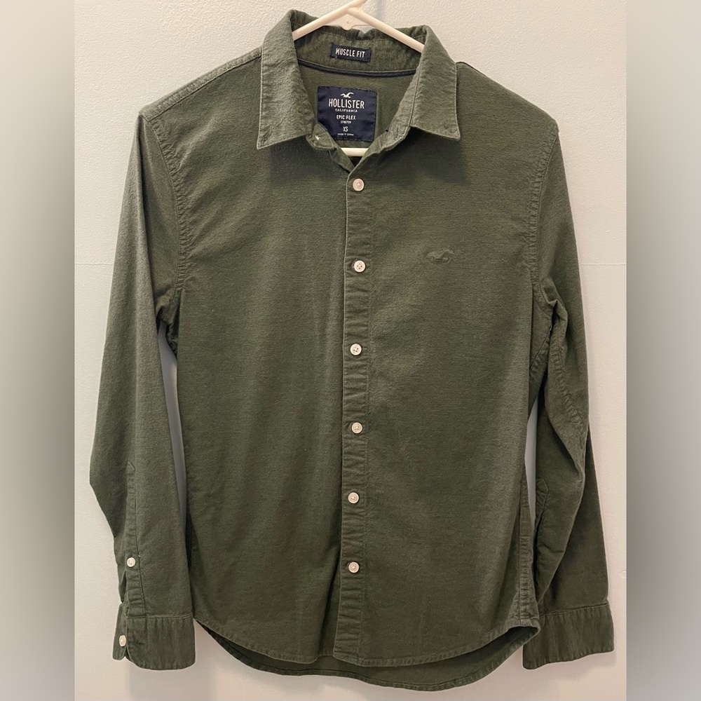 Hollister Men’s Muscle Fit Button-up. Size XS